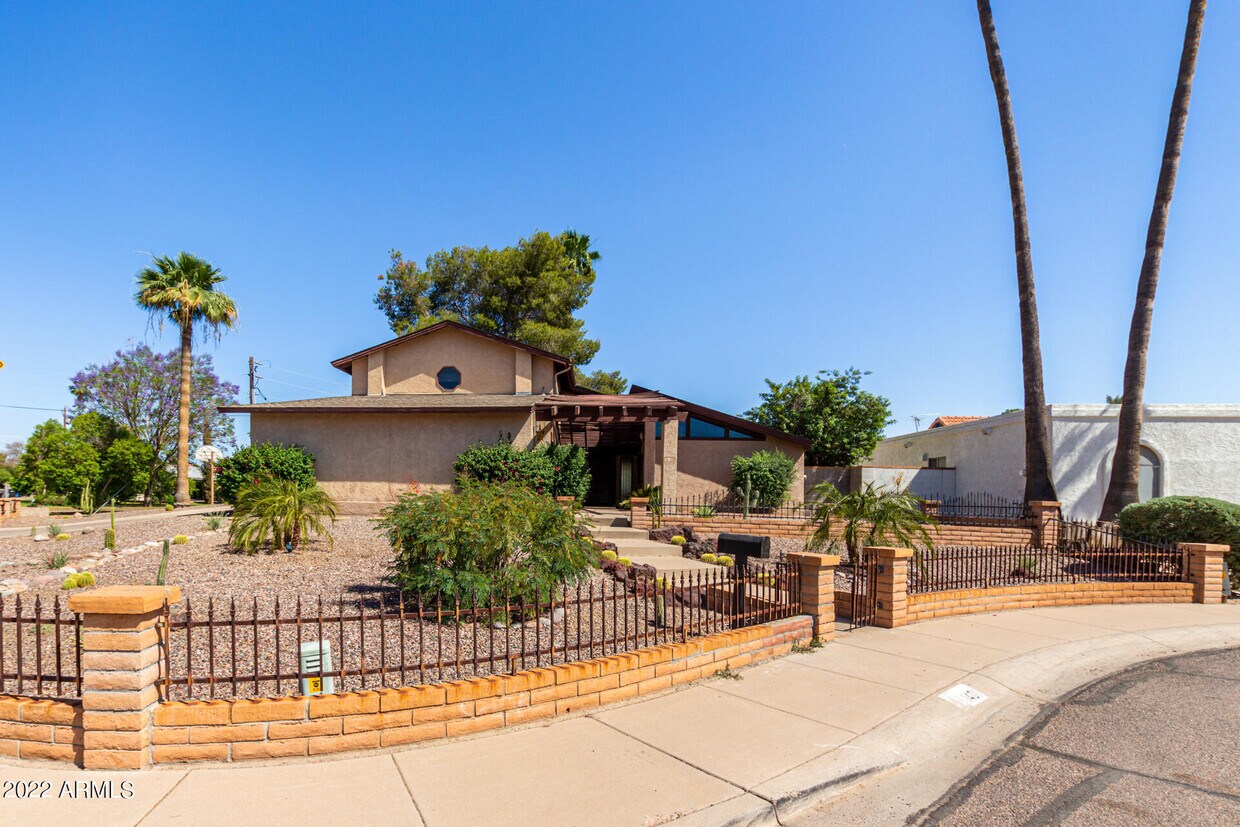 Primary Photo - 1401 W Ocotillo Rd