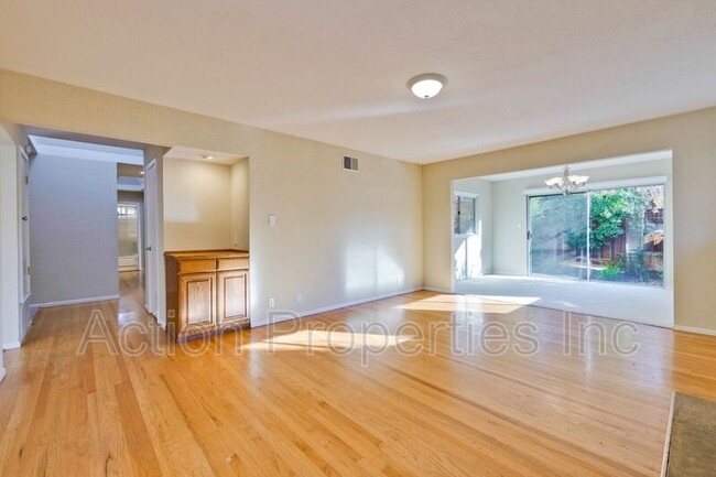 Building Photo - 1602 Quail Ave