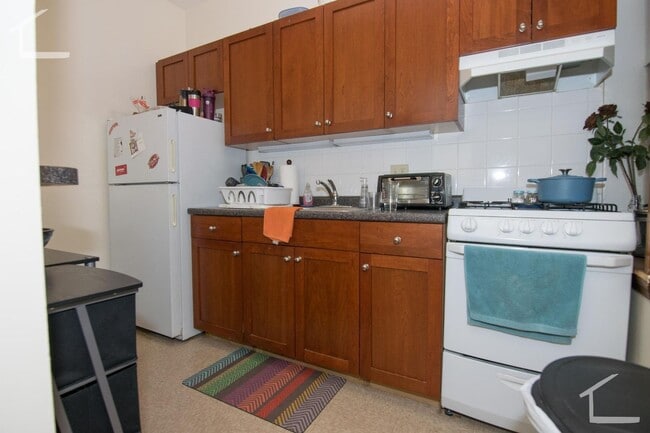 Foto del edificio - 9/1 No Fee! Quiet rear-facing 2BR in elevator building on Comm Ave!