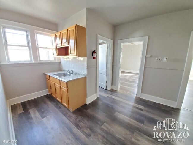 Building Photo - 3 br, 1 bath Apartment - 558 Lyons Ave # 2L
