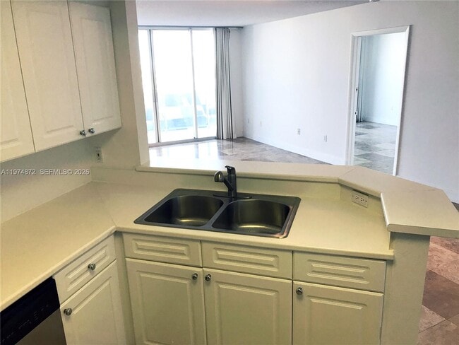 Building Photo - 1800 Sunset Harbour Dr