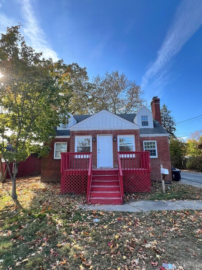 Building Photo - Pennington Rd, Ewing, NJ – 6BR / 2BA. Large single-family home near TCNJ with spacious driveway