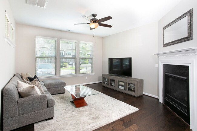 Foto del edificio - Beautiful 3 bedroom, 2.5 bath end unit townhome home!