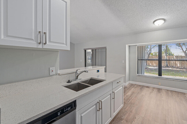 Foto del edificio - 2871 SE Hutchings Ave