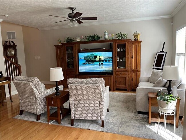 Building Photo - 266 Maple Ridge Dr