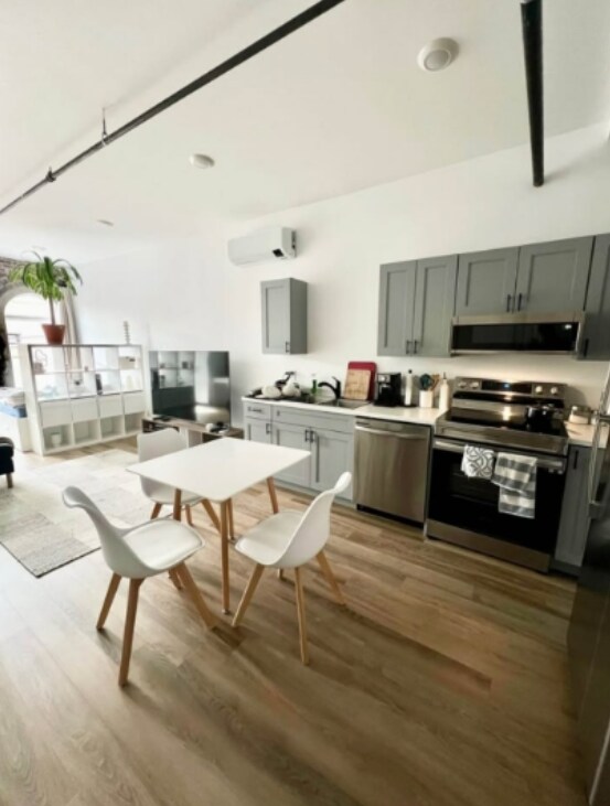 Photo du bâtiment - Renovated Studio Apartment - Available May 1st!