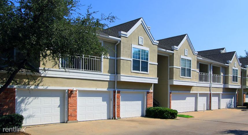 Primary Photo - 15820 Knoll Trail Dr