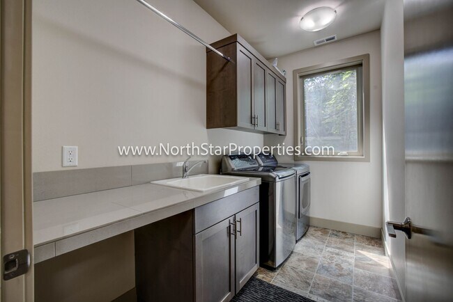 Foto del edificio - Town home located in west side Bend