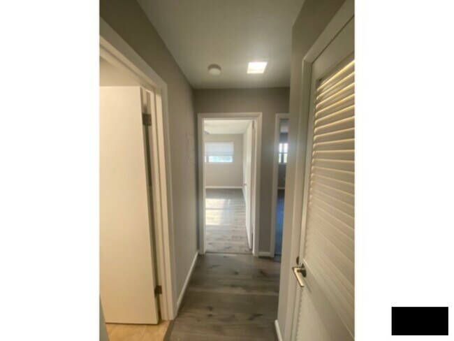Foto del edificio - Annual Lease, River front location, great ...