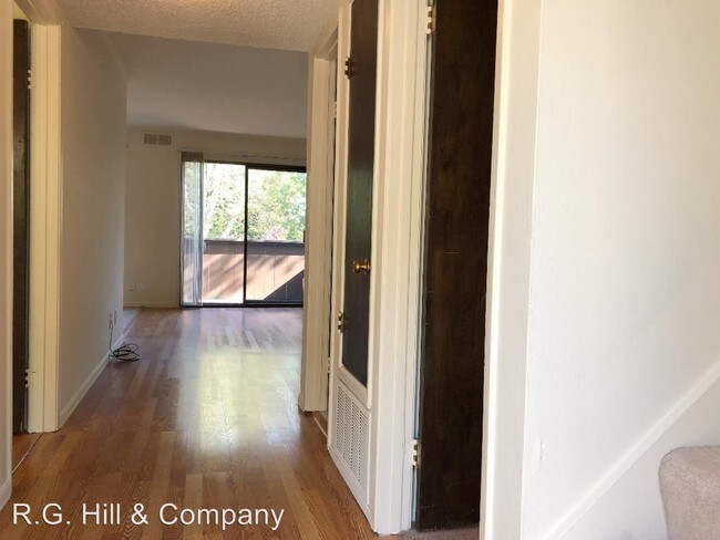 Building Photo - 24-24 Camelback Ct