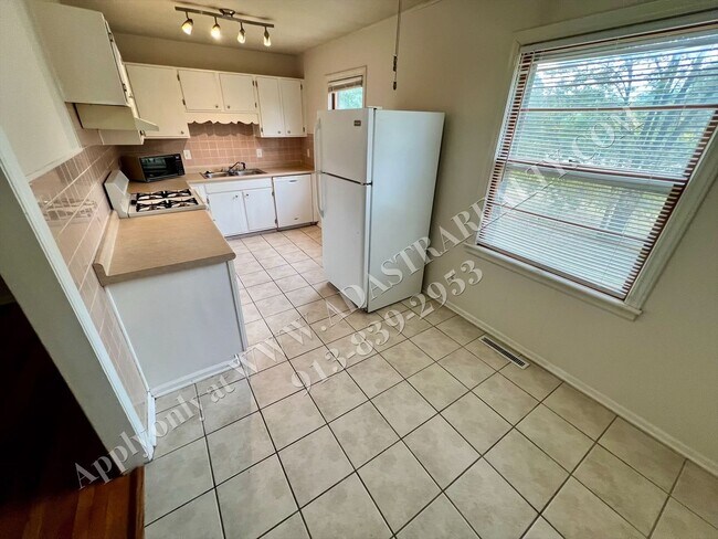 Foto del edificio - Darling 4 Bed 2 Bath Ranch in Olathe-Available NOW!!