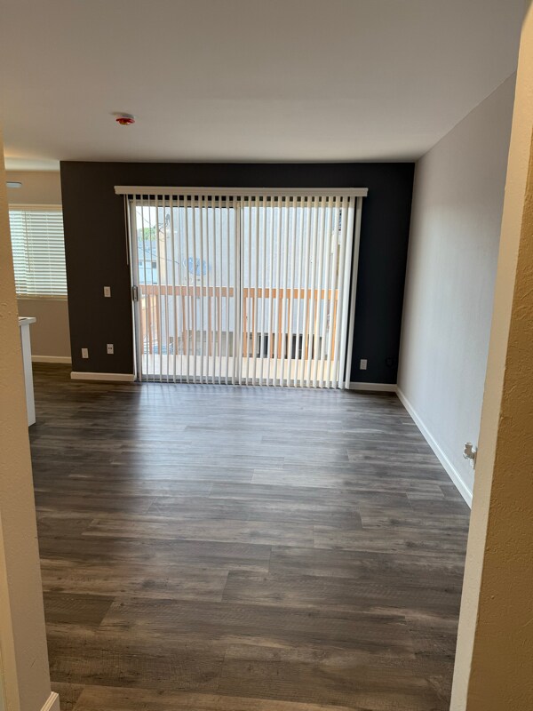 Foto del edificio - 966 W 11th St