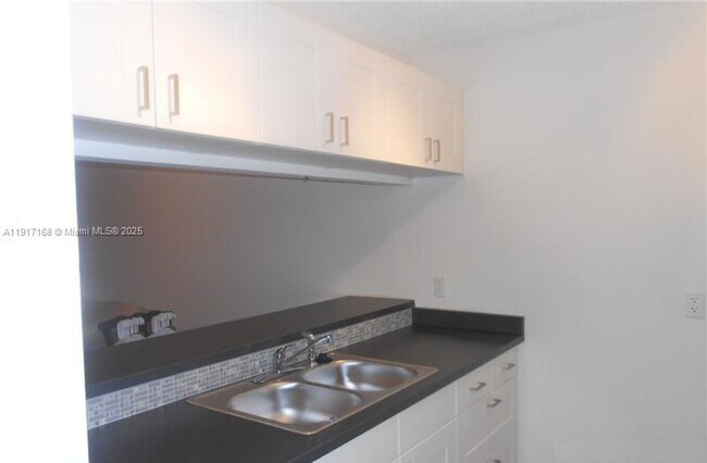 Foto del edificio - 8540 N Sherman Cir