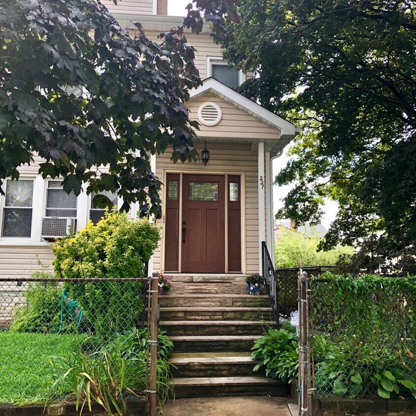 ENTRADA PRINCIPAL - 227 N 15th St