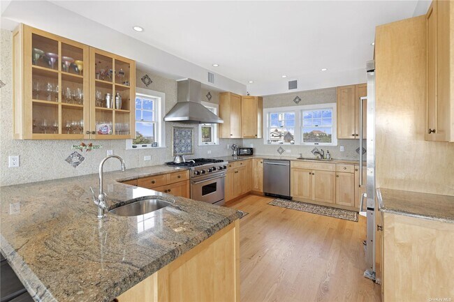 Building Photo - 931 Dune Rd