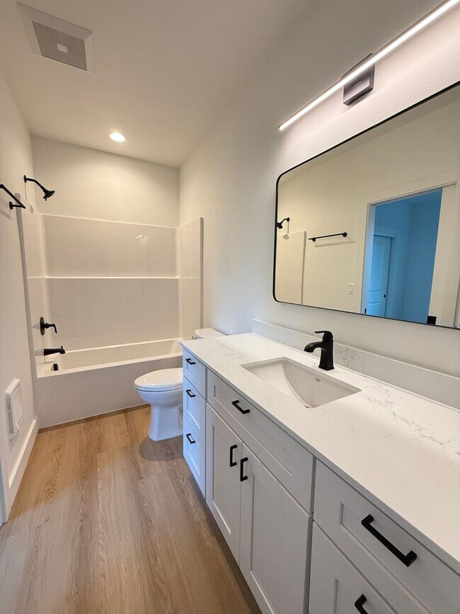 Foto del edificio - Brand New Modern 2 Bed/ 1 Bath Triplex - Larkspur