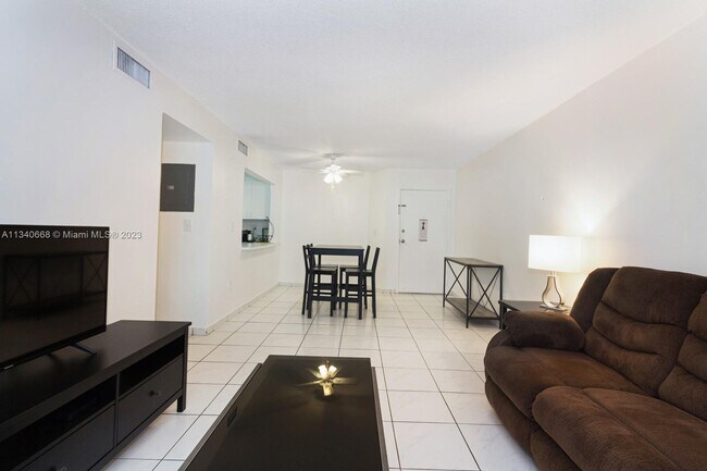 Foto del edificio - 8201 NW 8th St