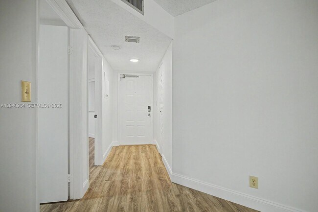 Foto del edificio - 15575 N Miami Lakeway