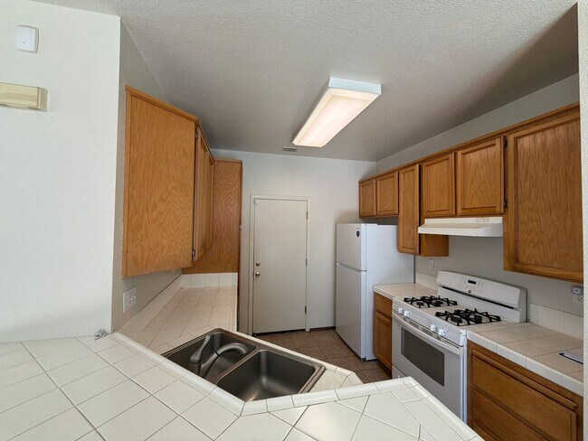 Foto del edificio - GREAT CORNER LOCATION IN CENTRAL BRENTWOOD