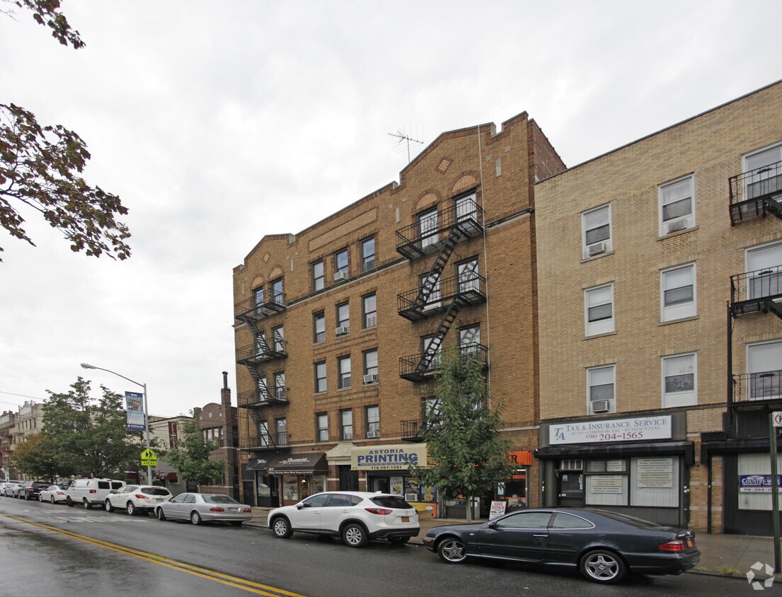 Foto principal - 42-11-42-15 28th Ave