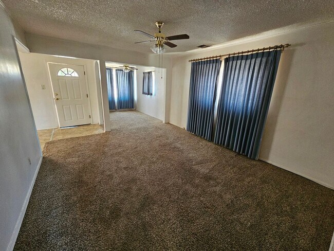 Foto del edificio - 1308 E 8th St