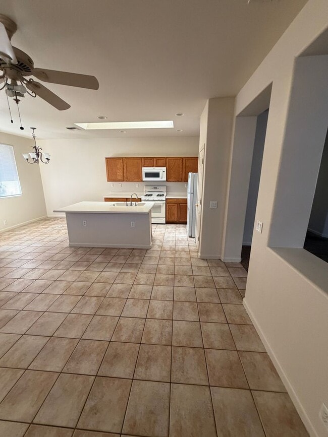 Building Photo - 4 bedroom 2 bath house for rent