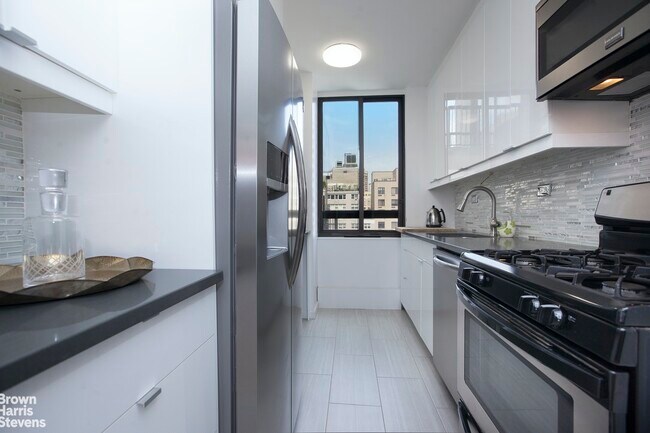 Building Photo - 171 E 84th St