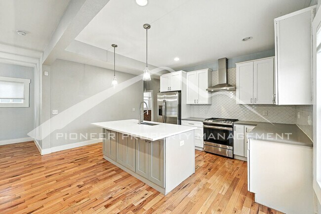 Building Photo - Charming Home with Central AC and Washer/D...