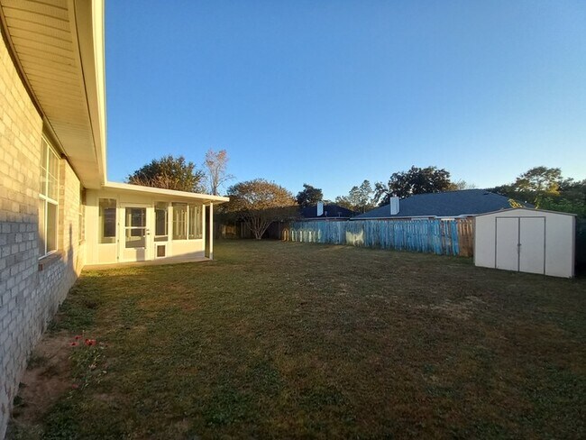 Foto del edificio - Large 3/2 Family Home that is Conveniently located off Blue Angel PKWY