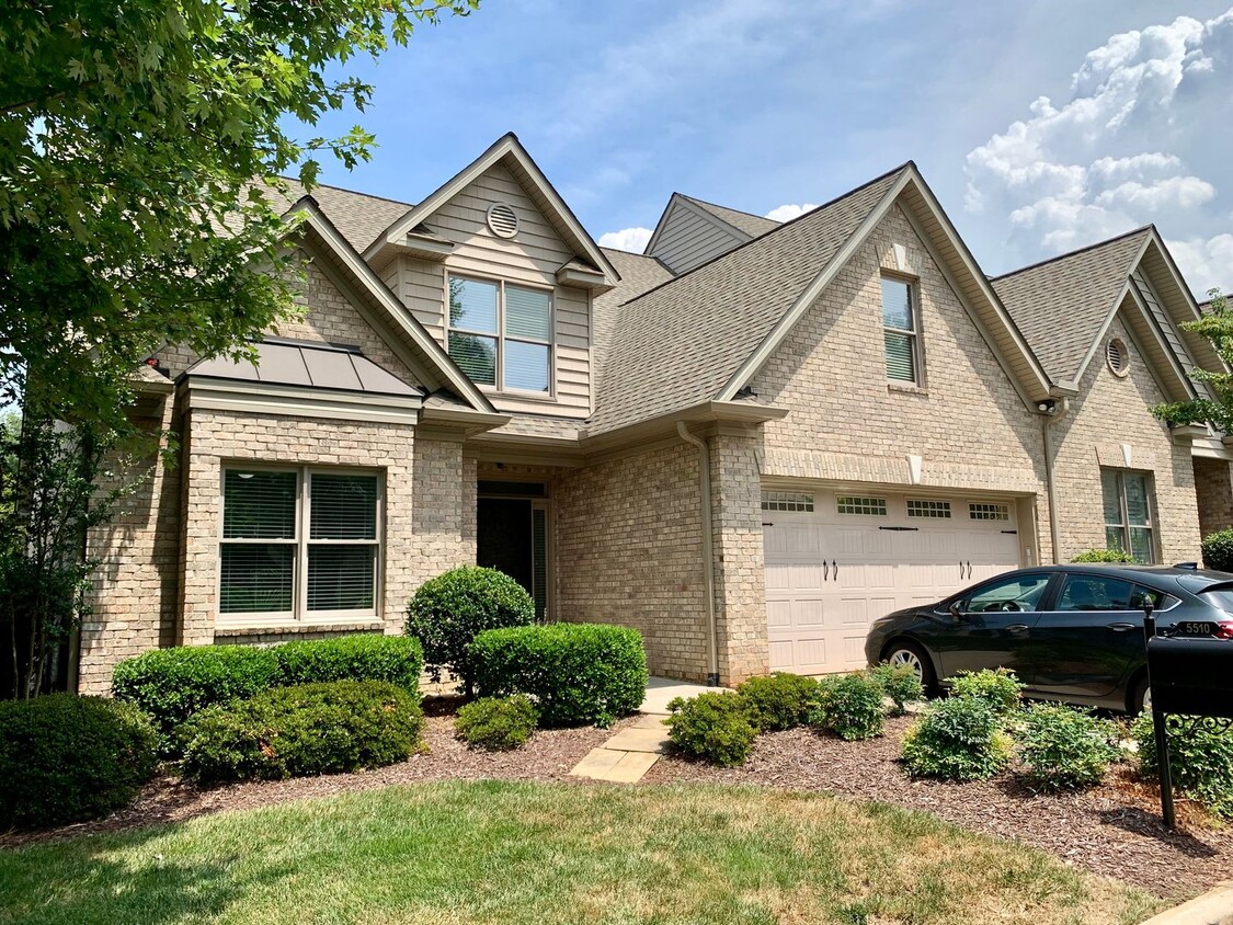 Primary Photo - Updated Townhome Off New Garden Road