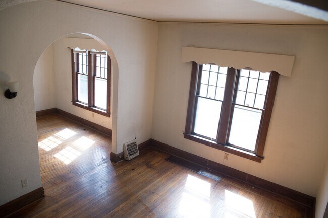 Building Photo - 6 bedroom Close to Augsburg and U of M