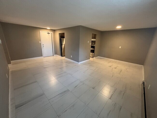 Building Photo - 50 Queenston Dr