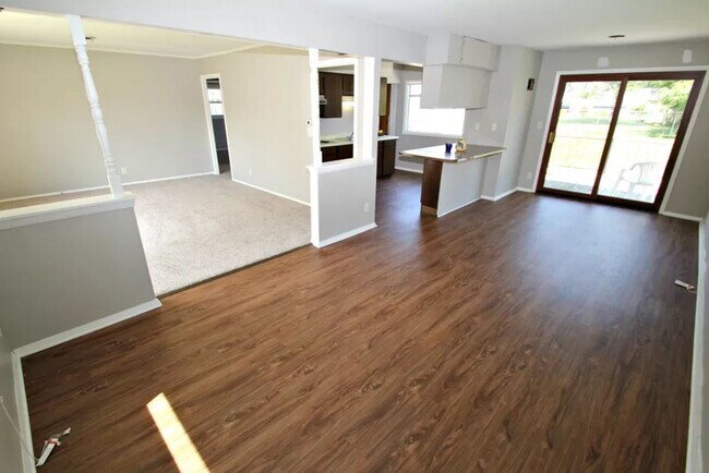 Family Room / Dinette - 6422 W Verona Ct