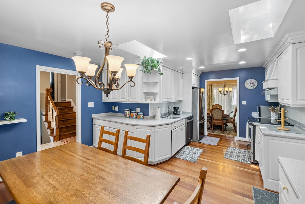 Primary Photo - Gorgeous Central Single Family in Heart of...