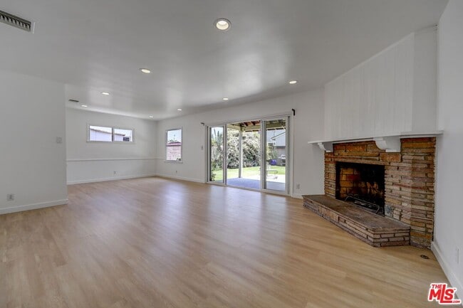 Building Photo - 6044 Varna Ave