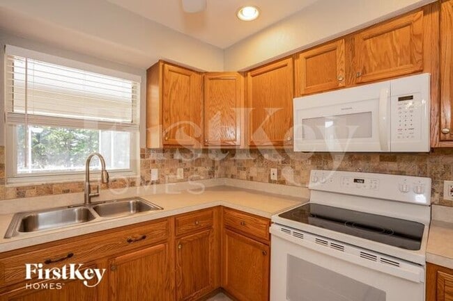 Building Photo - 2275 Vedado St