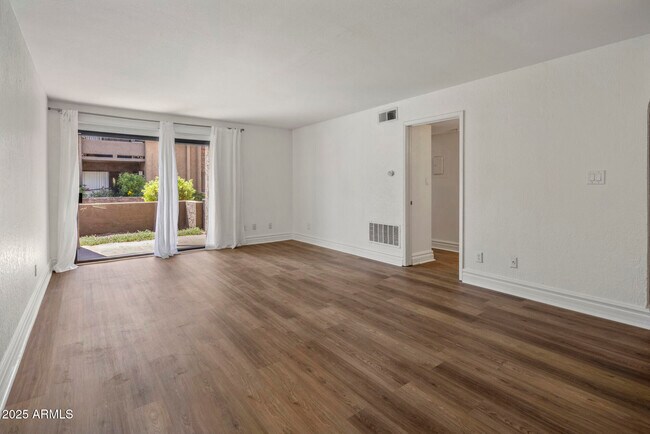 Foto del edificio - 3825 E Camelback Rd
