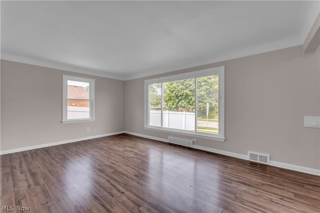Building Photo - 6911 Farnsworth Dr