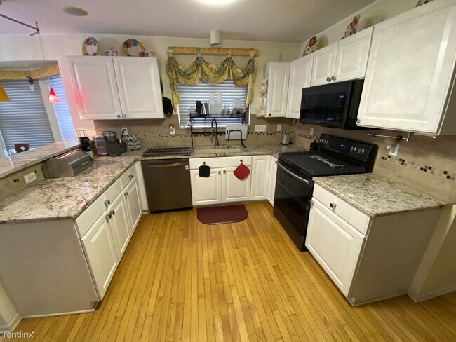 Building Photo - 4 br, 3.5 bath House - 11095 Beechwood Ct