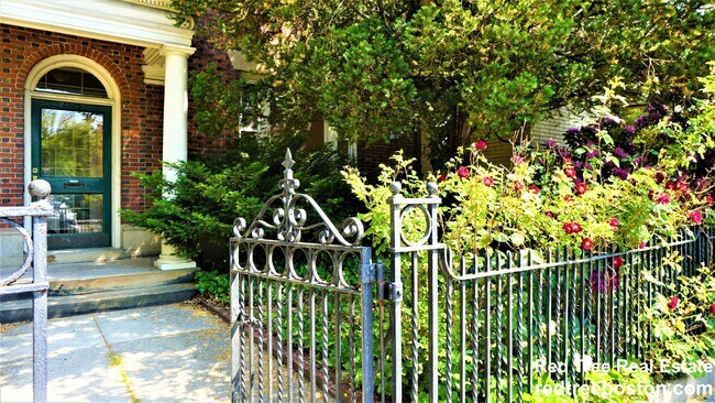 Building Photo - 1712 Beacon St