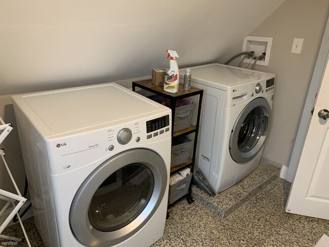 Building Photo - 2 br, 1 bath House - 77 Linden St. #33 3