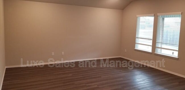 Foto del edificio - 3102 Debbie Ln