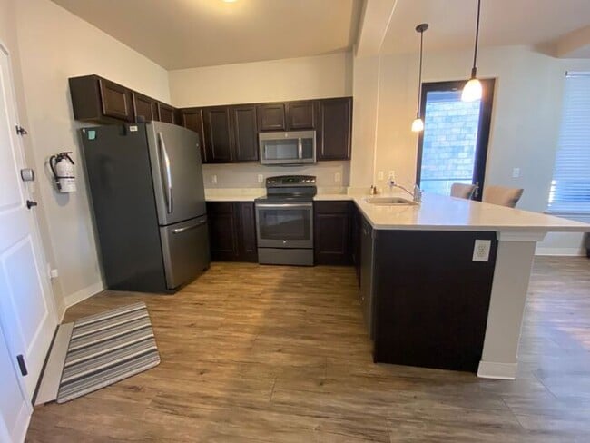 Building Photo - $1,600 | 1 Bedroom, 1 Bathroom Condo | No ...