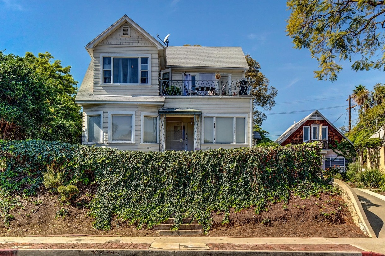Primary Photo - 807-811 N Harvard Blvd