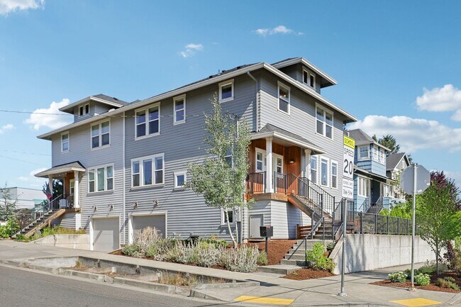 Foto del edificio - DESIRABLE CRESTON-KENILWORTH / CORNER LOT, LUXURY 4 BEDROOM, TWO EN-SUITES W/FULL BATHS