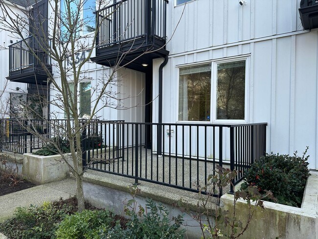 Foto del edificio - Bitter Lake 3 Bed/3.5 Townhouse with Everything