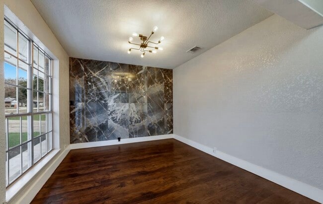 Foto del edificio - 5723 Bogart Dr