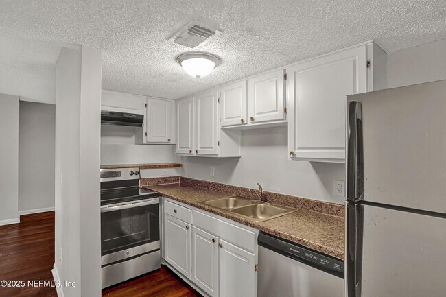 Foto del edificio - 10825 Key Haven Blvd