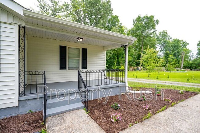 Foto del edificio - 1524 Happy Valley Rd.