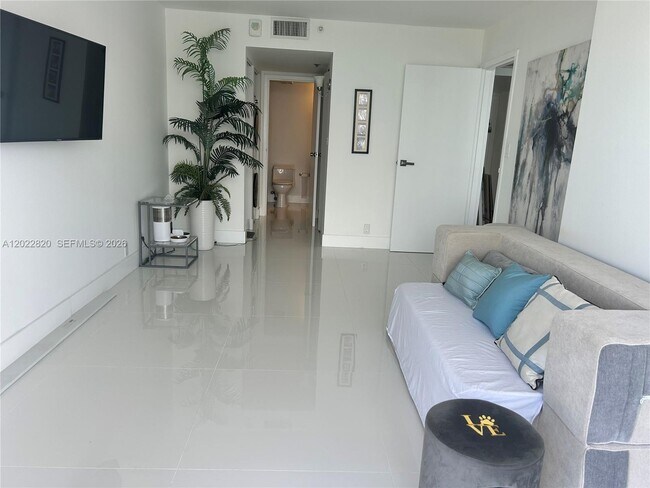 Foto del edificio - 7601 E Treasure Dr
